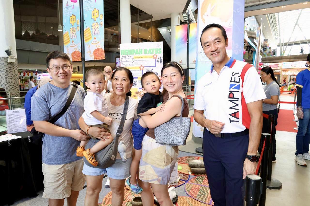 Dr Koh Poh Koon interacting with residents at the Malay Language Month event