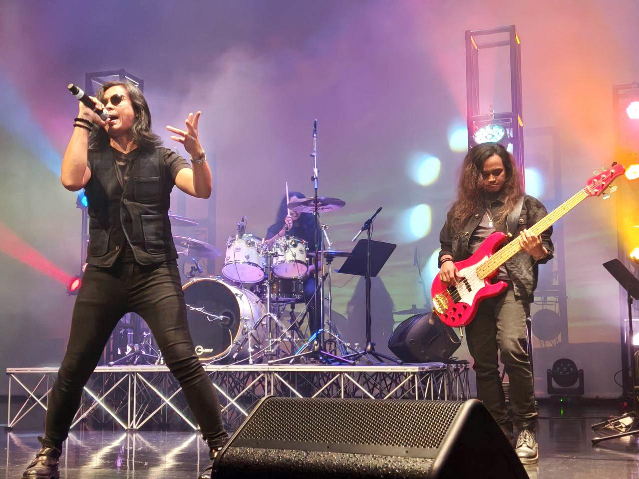 Minister Masagos Zulkifli with the band and organizers