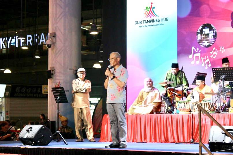 Minister Masagos Zulkifli smiling and engaging with attendees at the Malam Tari Irama Melayu festival