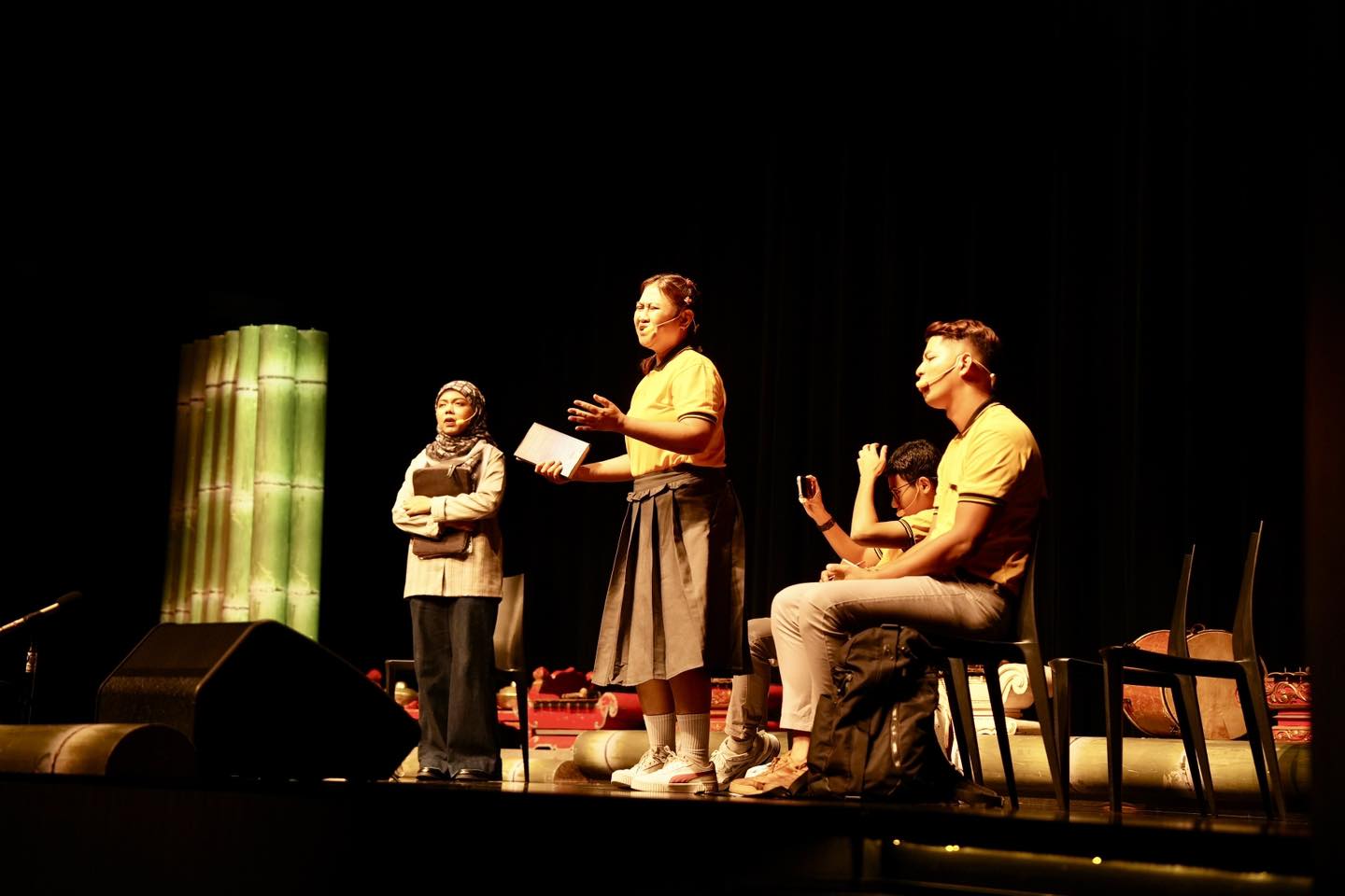 Performers on stage at Nandung Puisi Pelangi