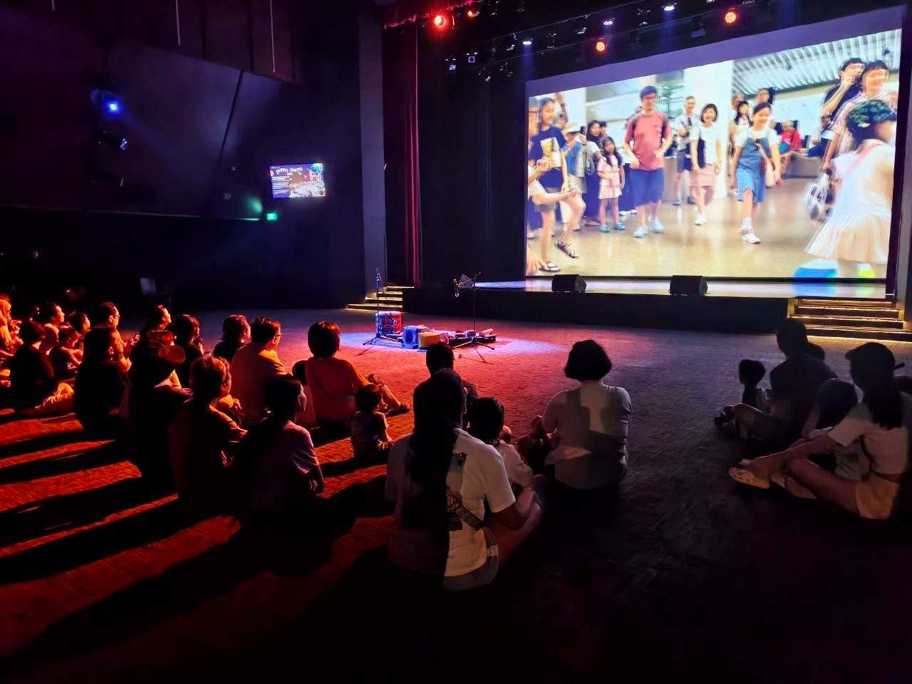 Children performing on stage at Para Para PARTY