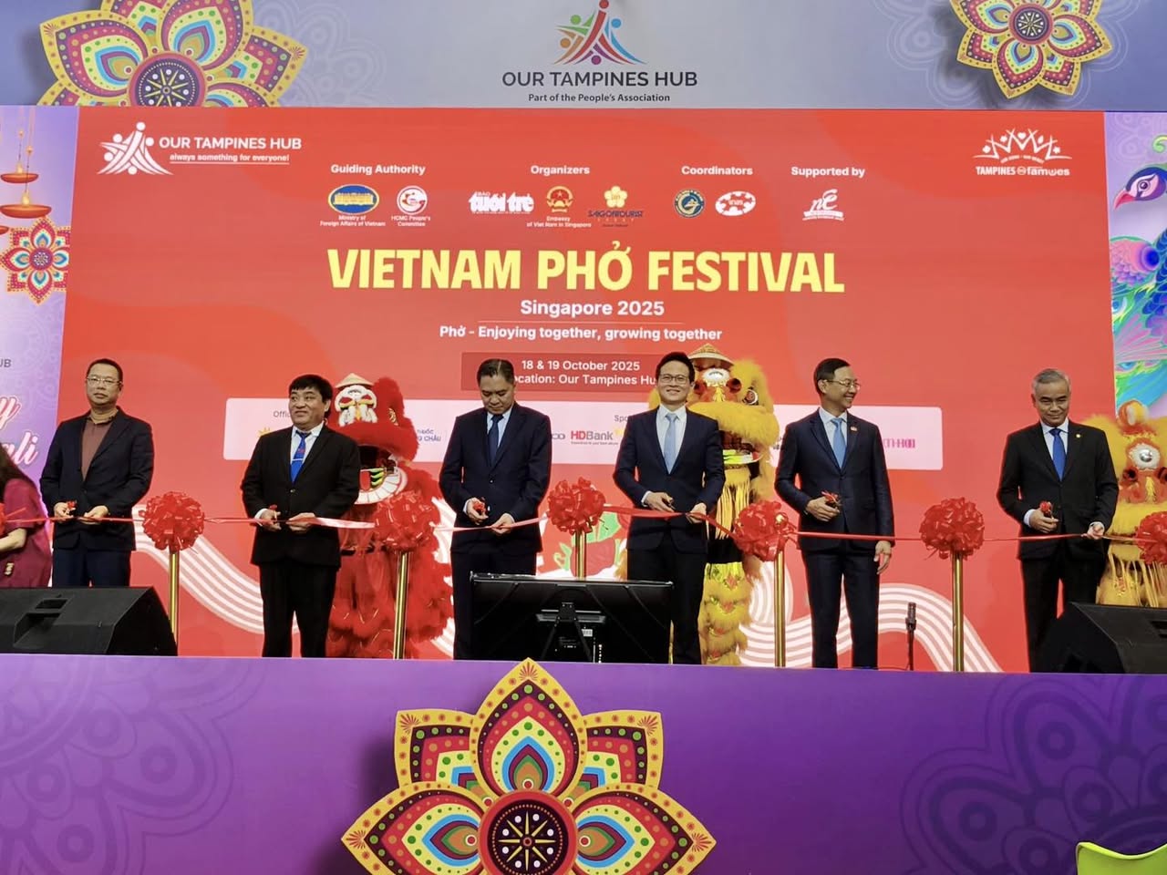 A chef preparing a dish at the Vietnam Phở Festival opening.