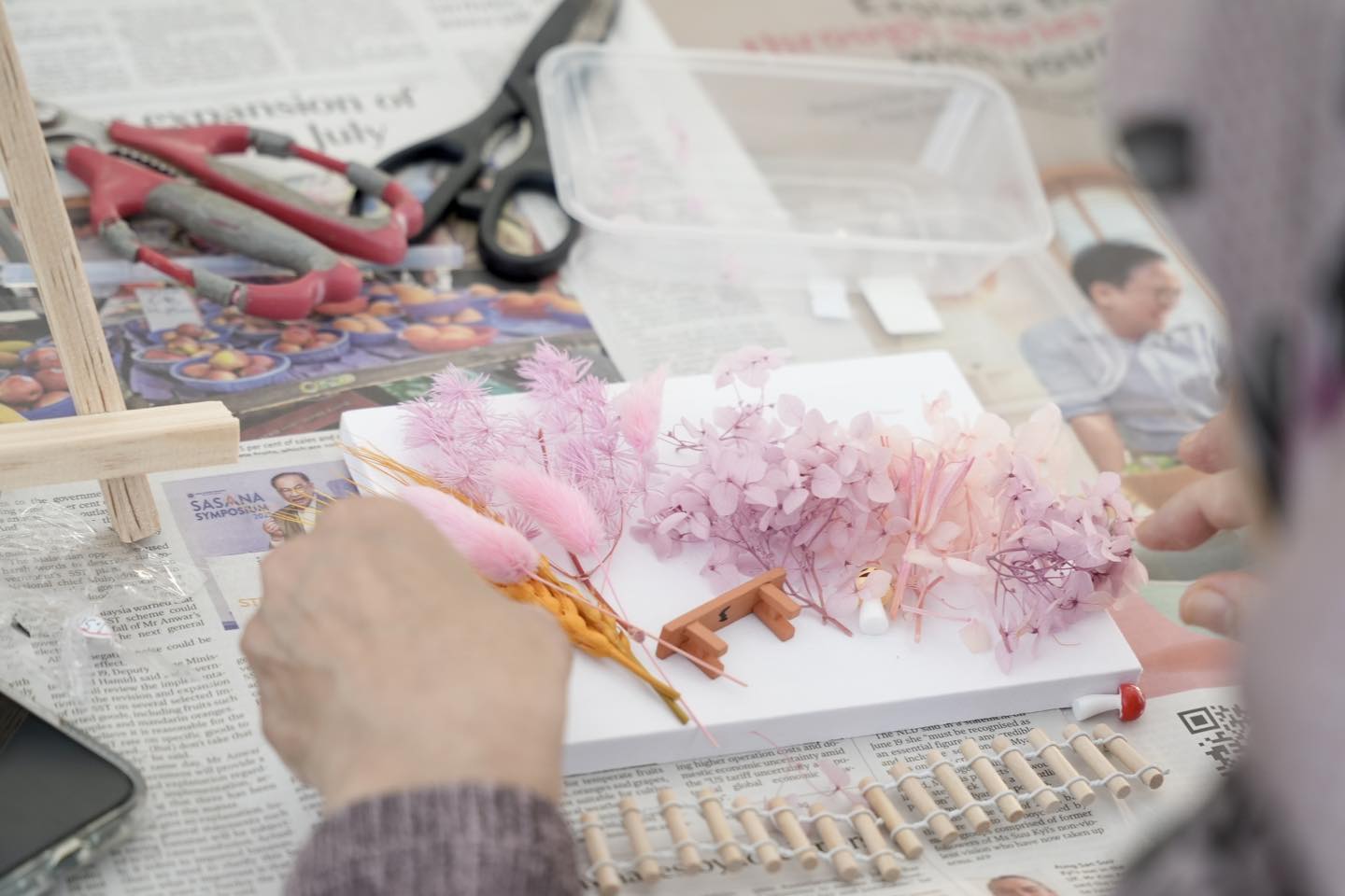 Participants learning preserved plant art techniques