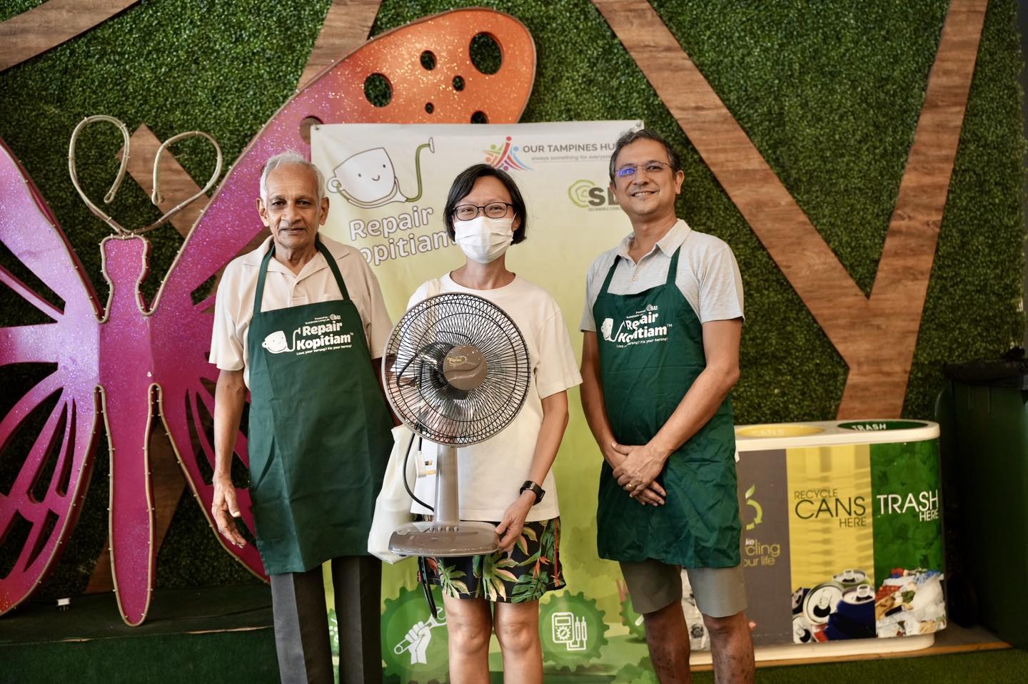 A volunteer demonstrating a repair technique to an engaged participant.