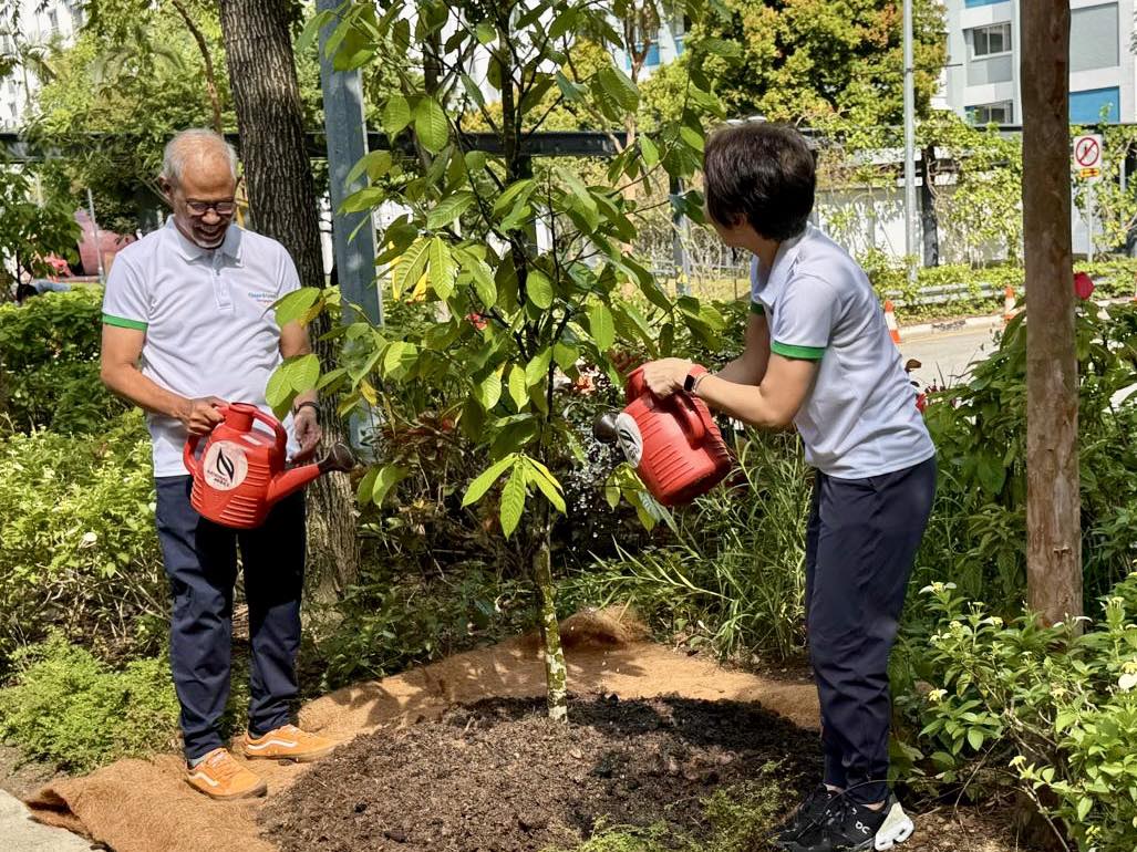 Group photo of event organizers, volunteers, and residents at Clean and Green Singapore Day