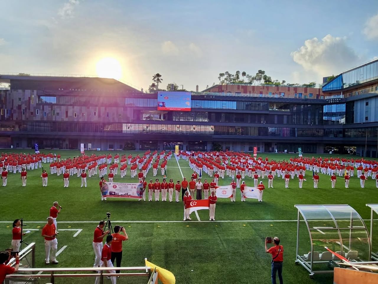 A large crowd of Qigong practitioners at the mass display event.