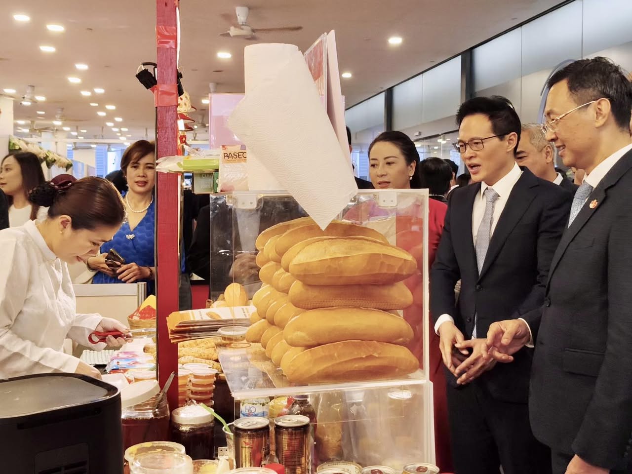 Guest of Honour Mr. Desmond Choo engaging with attendees at the Phở Festival