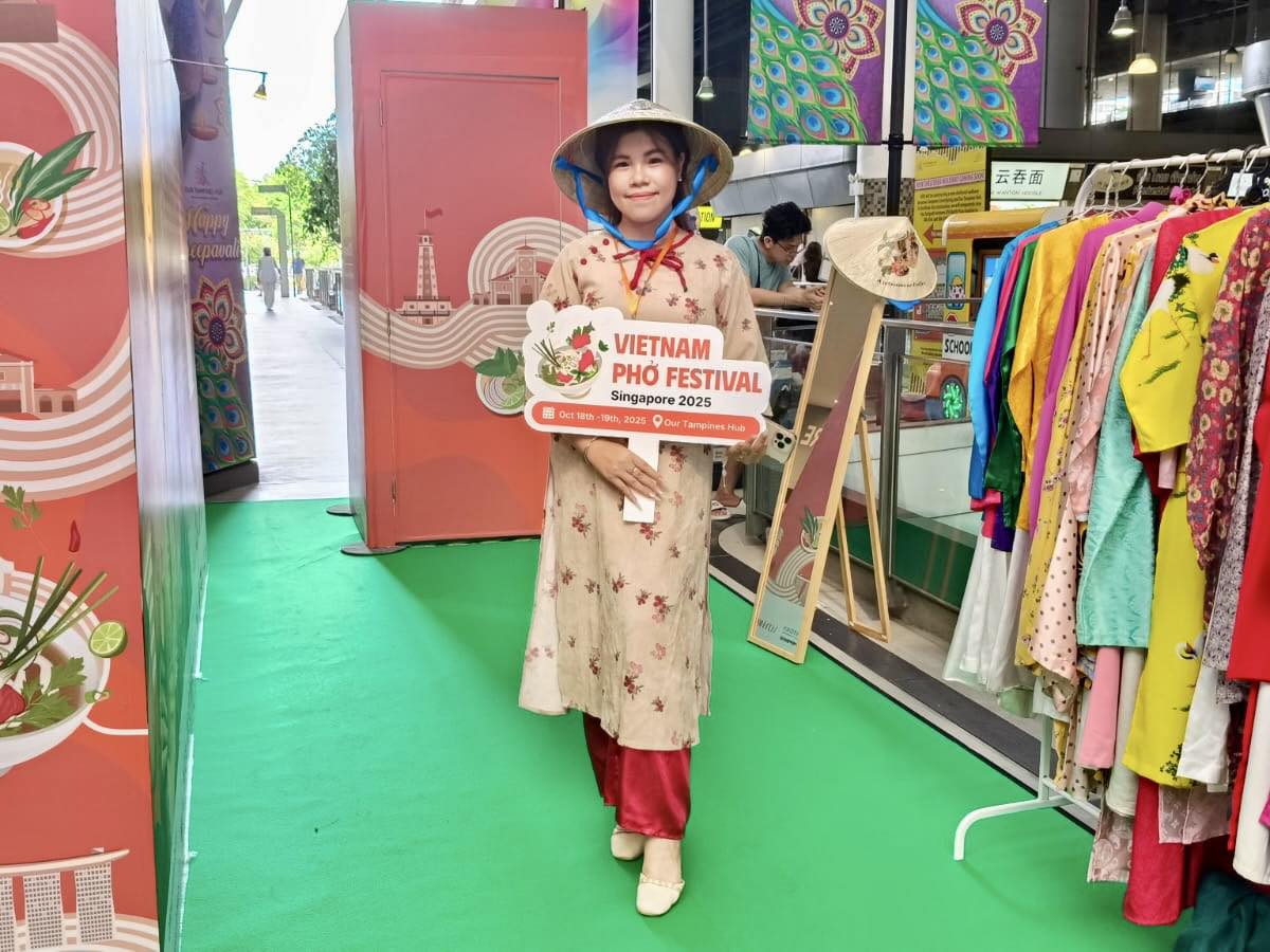 Cultural performance showcasing Vietnamese traditions at the Phở Festival